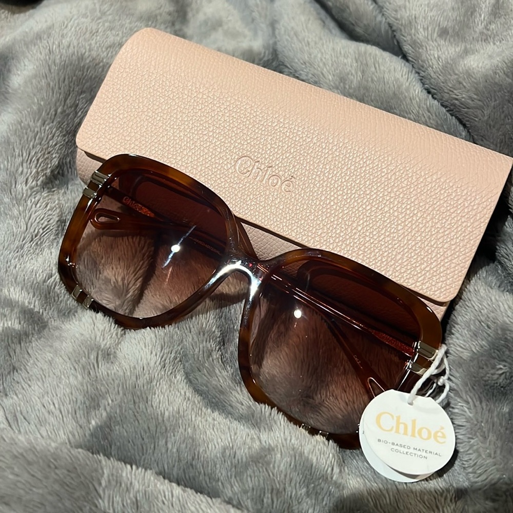 NWT Authentic Chloe Sunglasses fitted with stylish gradient lenses.
XL -59mm